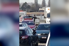 Maskovaný muž se v Antverpách pokusil najet do davu. Policisté prohledali auto robotem