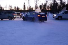 Málo místa na parkování? Naučte se jezdit bokem. Na sněhu to jde nejlépe a je to zábava