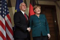 Mike Pence s Angelou Merkelovou