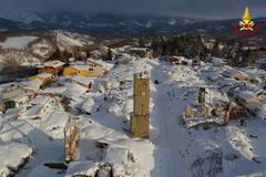 Záchranáři se snaží dostat do zasypaného hotelu Rigopiano ve Farindole ve střední Itálii