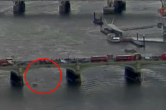 Kamera zachytila teror v Londýně. Útočník v autě srazil lidi na mostě, jedna žena spadla do řeky