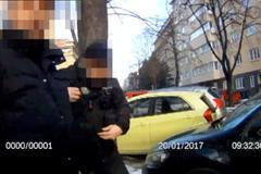 Dobrá honička, co? Drzý řidič parkoval na chodníku a ujížděl policii. Chtěl porušit zákon