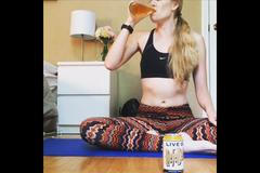 Pivní jóga je hitem internetu. Stačí vypít chmelový mok a postavit se na hlavu