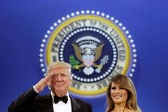 Salutování na plese.