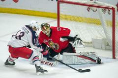 Cam Atkinson dělá blafák Mikovi Condonovi. Colubus - Ottawa, NHL 2016/17