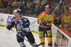 Josh Gratton a Filip Novák během zápasu Kladna proti Českým Budějovicím