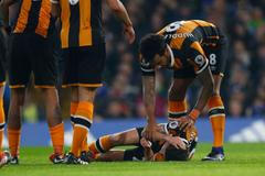 Ryanovi Masonovi z Hullu v zápase proti Chelsea po střetu s Garym Cahilem praskla lebka