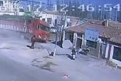 Plně naložené nákladní auto srovnalo v děsivé rychlosti se zemí devět domů