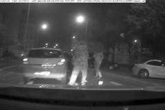 Zdrogovaný řidič ujížděl Prahou. Jel na červenou, v protisměru, urazil zrcátka a boural