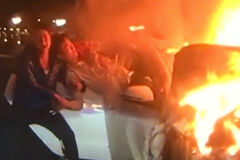 Čínský hrdina vytáhl pasažéry z hořícího auta