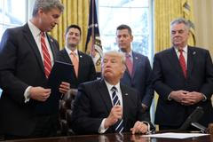 Donald Trump v oválné pracovně.