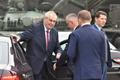 Zeman přijíždí na návštěvu zbrojařské firmy Excalibur Army ve Šternberku