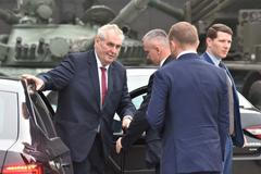 Zeman přijíždí na návštěvu zbrojařské firmy Excalibur Army ve Šternberku