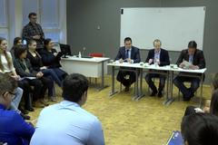 Diskuse na Pražském humanitním gymnáziu o uprchlické krizi