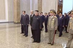 Kim Čong-un se poprvé od vraždy bratra ukázal na veřejnosti. Klaněl se v mauzoleu