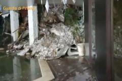 Masa sněhu se valila domem. Záběry z hotelu zasaženého lavinou