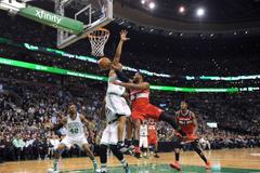 John Wall z Washingtonu se pokouší něco vymyslet na obranu Bostonu