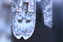 Obří nákladní lodě vysvobodí ze zamrzlé sibiřské řeky Leny jen ruský ledař