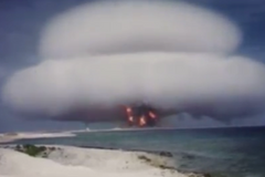 Děsivé záběry. Úřady zveřejnily videa z testování jaderných bomb v USA