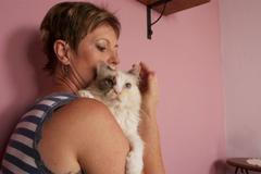 Žárlivá kočka vykonávala potřebu jen na schodišti, pomohla kočičí psycholožka