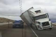 Náraz vichřice o rychlosti 145 km/h převrátil kamion na auto policejní hlídky