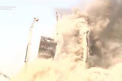 Výšková budova s nákupním centrem se zřítila v přímém přenosu