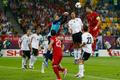 Brankář Manuel Neuer, Mats Hummels a Cristiano Ronaldo v utkání Německa s Portugalskem na Euru 2012