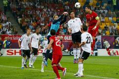 Brankář Manuel Neuer, Mats Hummels a Cristiano Ronaldo v utkání Německa s Portugalskem na Euru 2012