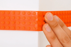 Lego páska udělá podložku pro stavebnici ze stěny i hraček