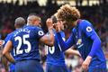 Antonio Valencia a Marouane Fellaini slaví gól Manchesteru United