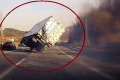Někdy je lepší nedělat nic. Řidič unikl "roztančenému" kamionu