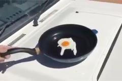 V Austrálii je takové vedro, že si policisté smaží vajíčka na kapotě auta