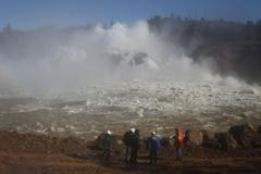 Upouštění vody z kalifornské přehrady Oroville