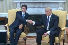 Kanadský premiér Trudeau "přelstil" Trumpa, jako jediný ustál jeho pověstný stisk ruky