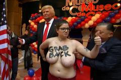 Polonahá feministka narušila odhalování Trumpovy figuríny. Sáhla jí do rozkroku