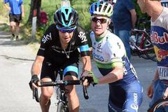 Giro d'Italia 2015 - Richie Porte dostává nepovolenou pomoc od Simona Clarka