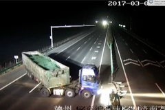 Řidič kamionu se na dálnici otočil do protisměru