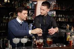 Základ barmanství je v chování k zákazníkovi, drink zvládne umíchat i moderátor, říká barman
