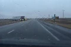 Neovladatelný kamion se řítil na policistu. Ten předvedl manévr hodný jezdce rallye