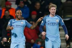 Raheem Sterling a Kevin De Bruyne slaví gól Manchesteru City