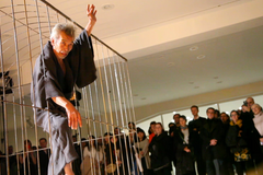 V pražském Veletržním paláci tančí Japonec Tanaka, škubavými pohyby obchází klec