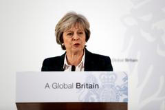 Theresa Mayová popisuje, jak bude probíhat Brexit.