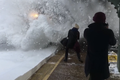 Vlak vjel na stanici plnou sněhu. Cestující, kteří si to chtěli natočit, zaskočilo "bílé tsunami"