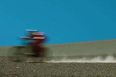 Biker jel na kole po štěrku rychlostí 167 km/h. Nejtěžší bylo zrychlovat ke konci