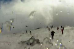 Výbuch v kráteru Etny: Horká láva dopadla na sníh, padající kusy zranily turisty