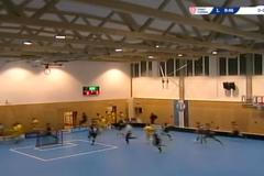 Kamera zachytila pád střechy nové sportovní haly v České Třebové