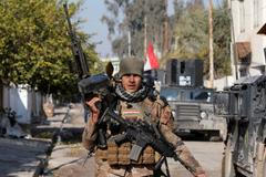 Irácký voják v Mosulu.