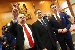 Zleva člen německé NPD Peter Marx, právník strany Peter Richter a její lídr Frank Franz poté, co soud rozhodl, že jejich partaj nezakáže.