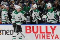 Radek Faksa z Dallasu slaví gól