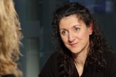 Posílá škola ženy k plotnám? Dívky jsou v učebnicích spojovány s péčí o domácnost, říká Babanová